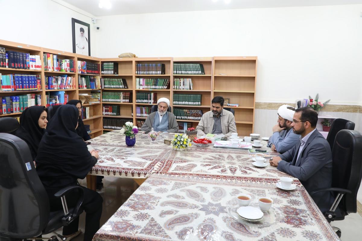 بازدید مدیر‌عامل سازمان منطقه ویژه اقتصادی پتروشیمی از کتابخانه مرکزی شهرستان بندر ماهشهر